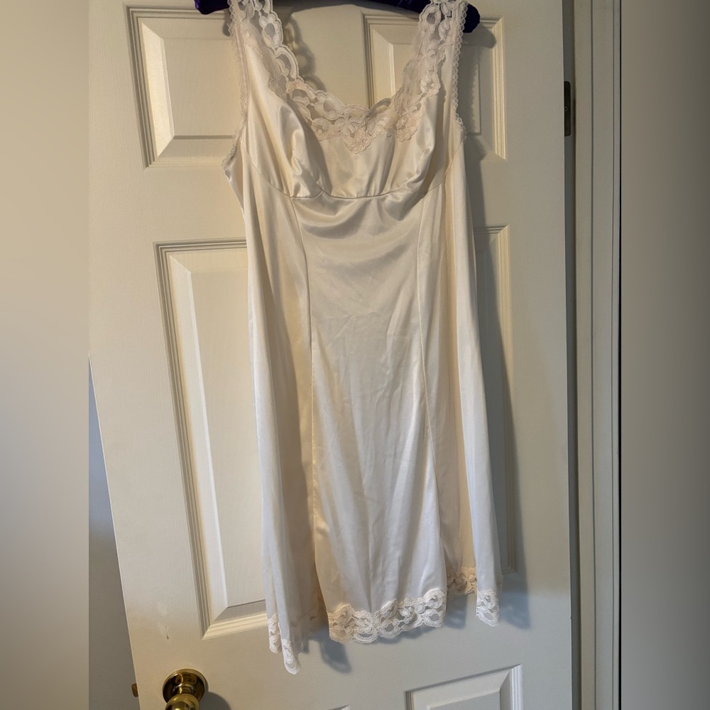 🎁Last chance / Elegant White Lace Trim vintage slip